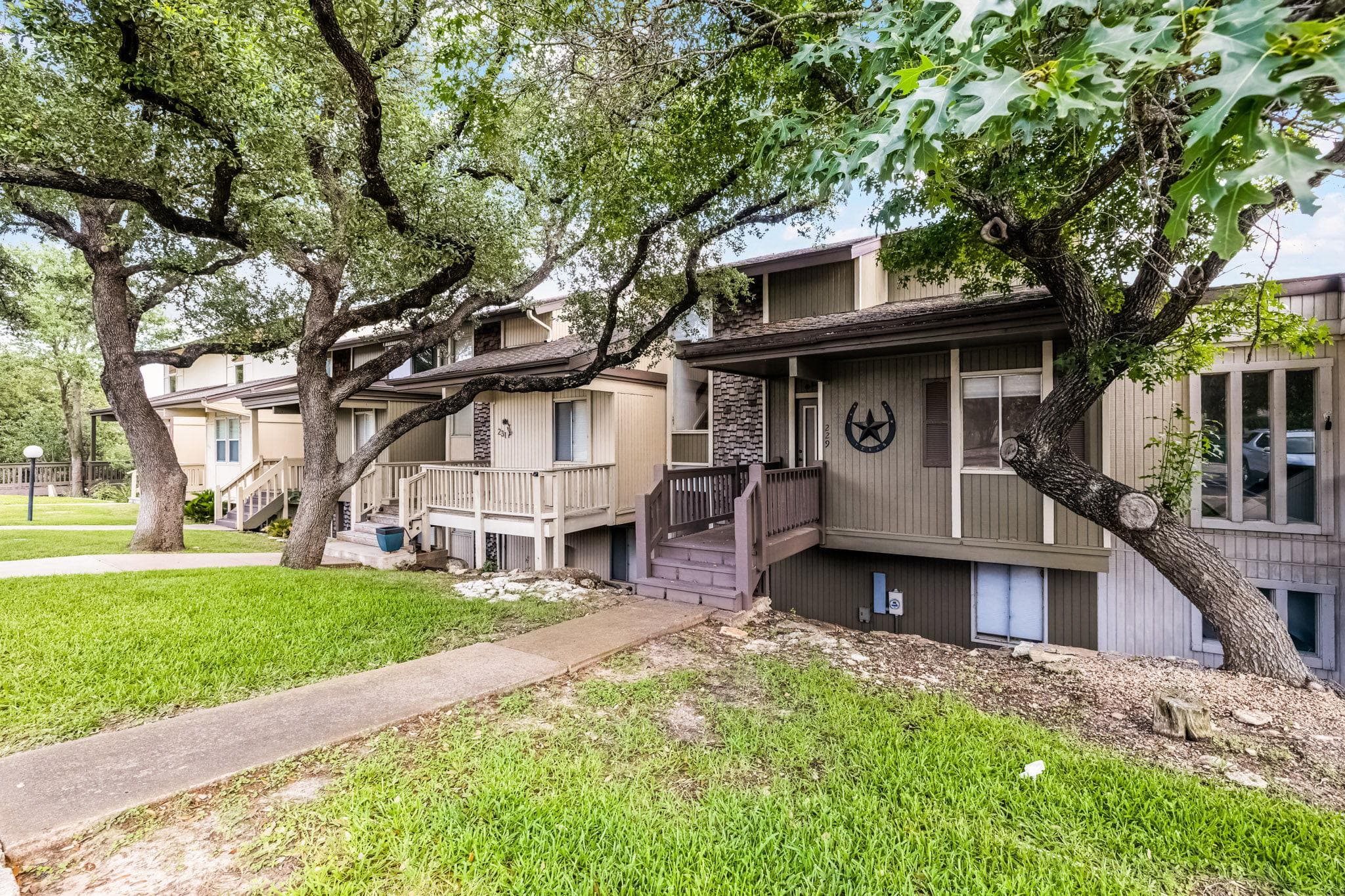 229 Comanche Ln