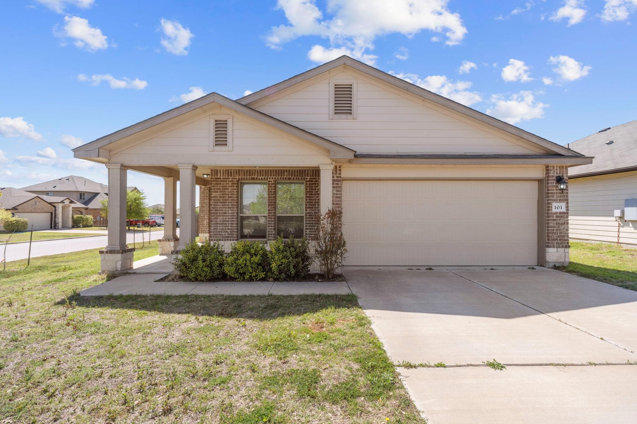 101 Plata Ln