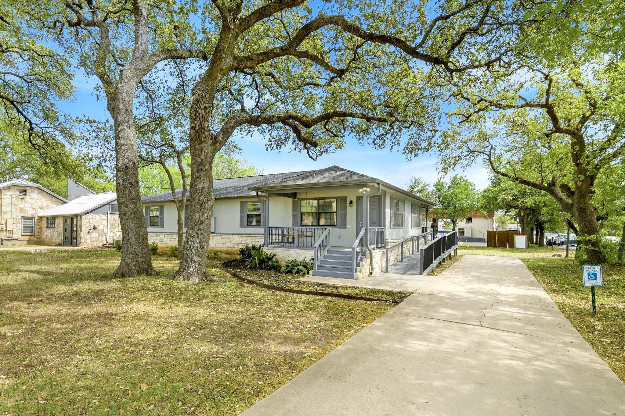 403 W Anderson Ave