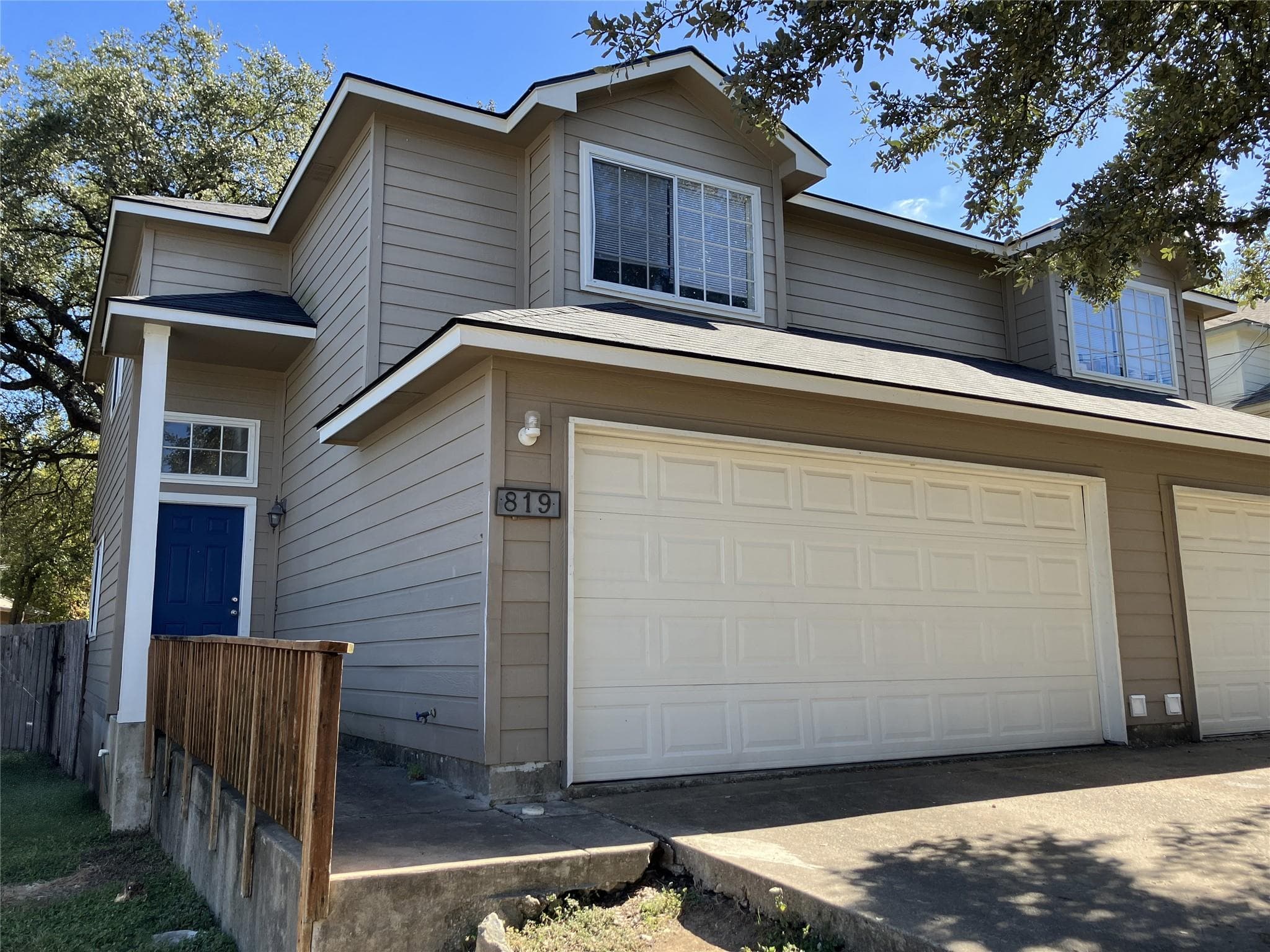 819/821 Sagewood Trl
