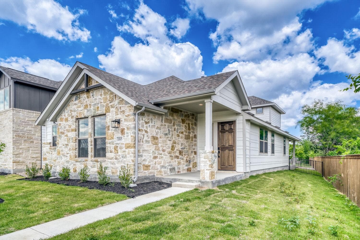 185 International St