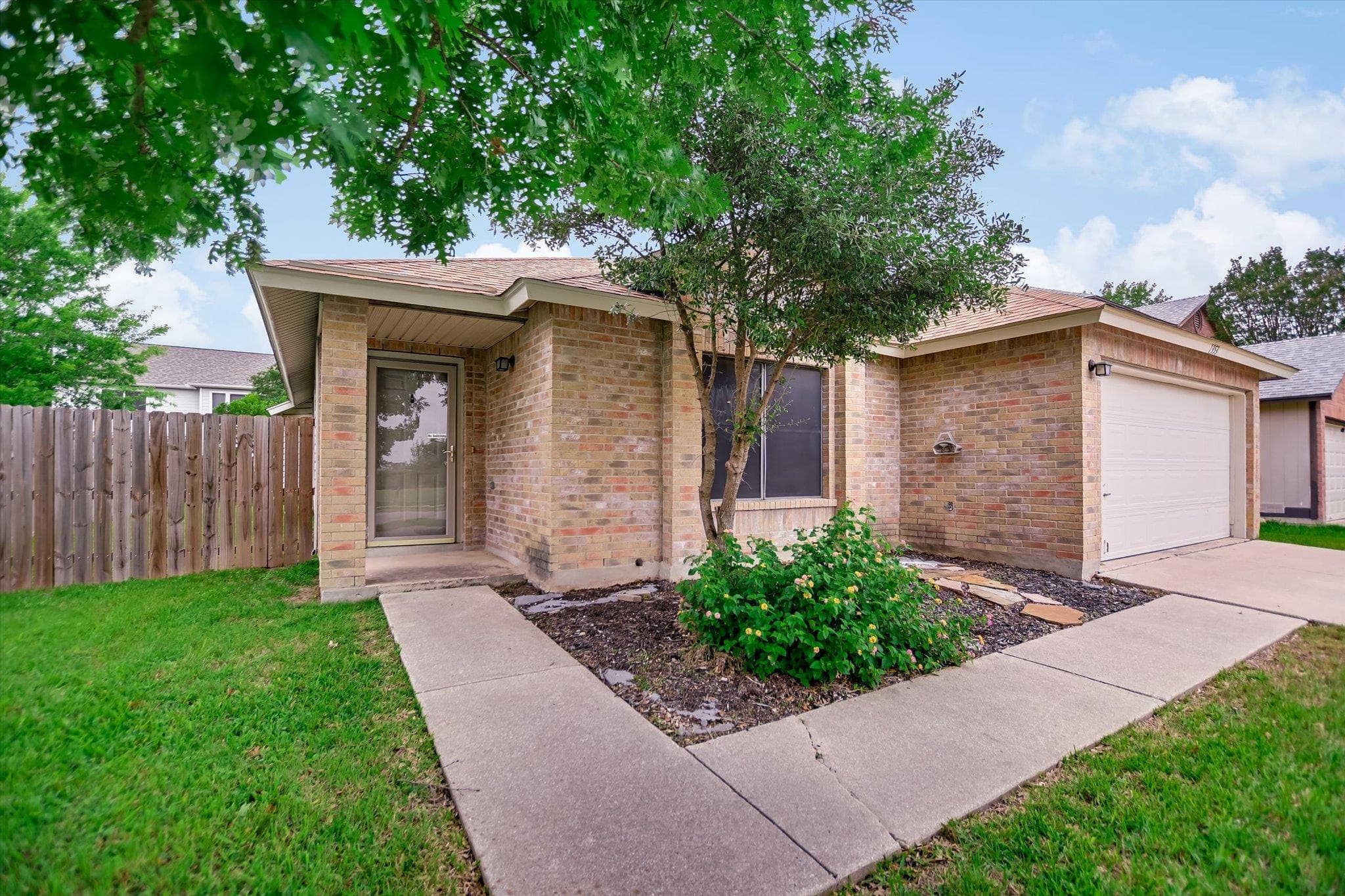 1353 Lakeside Loop
