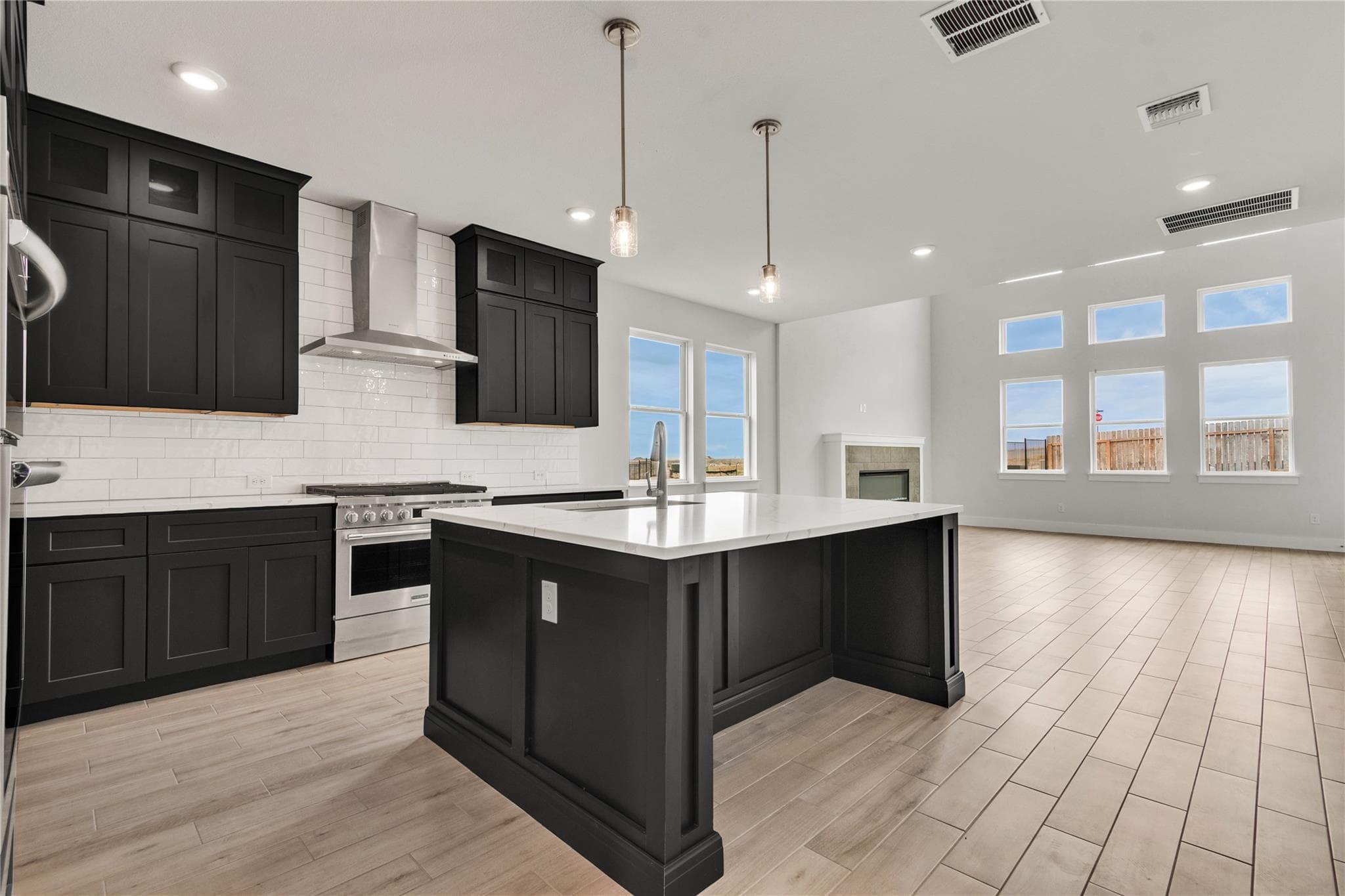 8516 Red Bottle Brush Rd