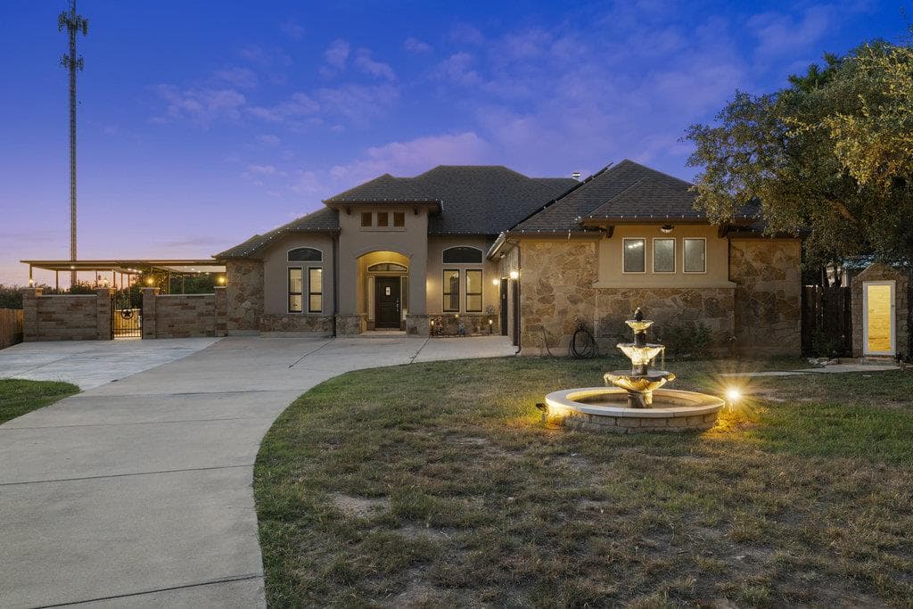 321 Sarahs Ln