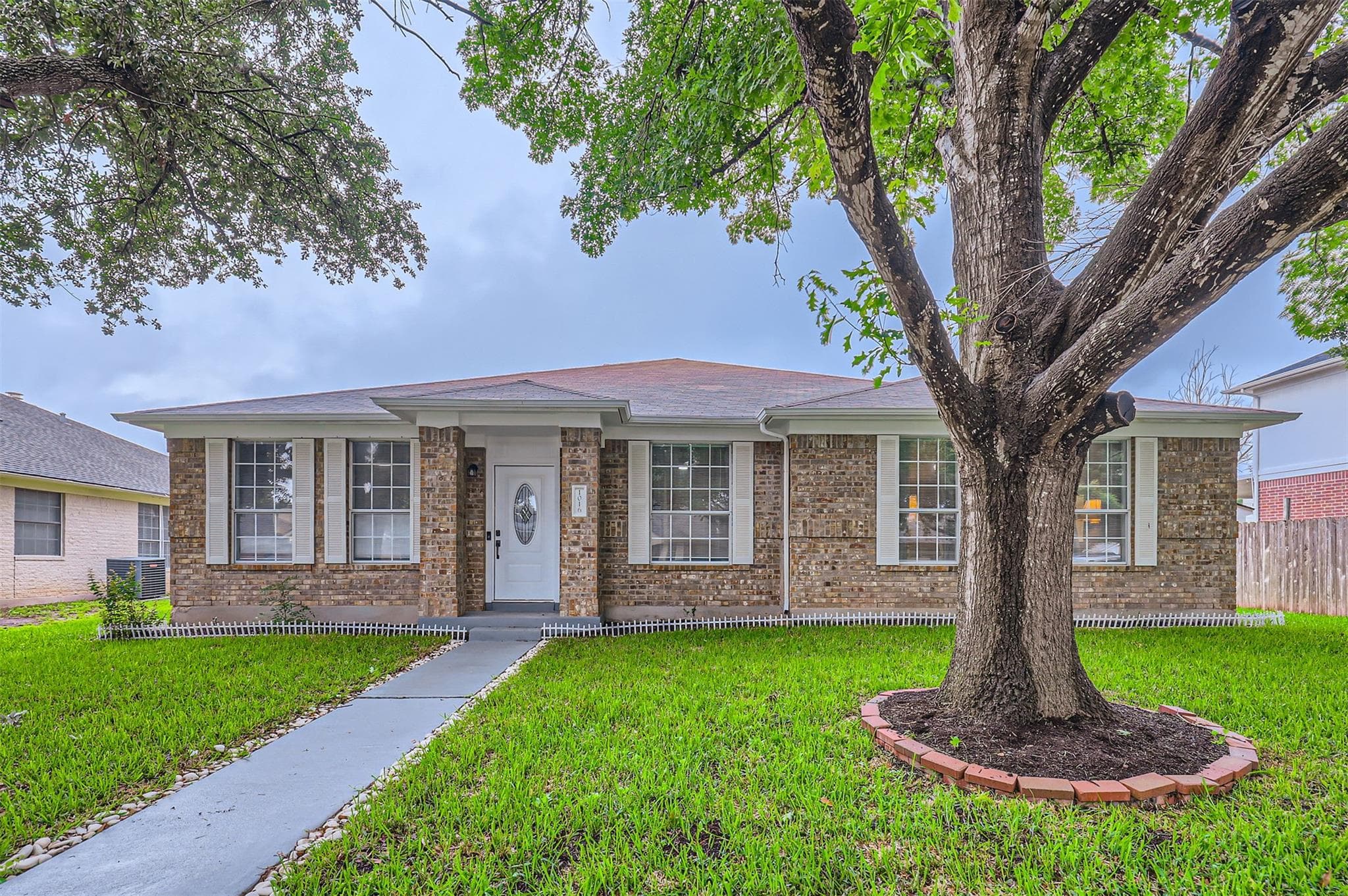 1016 Thackeray Ln