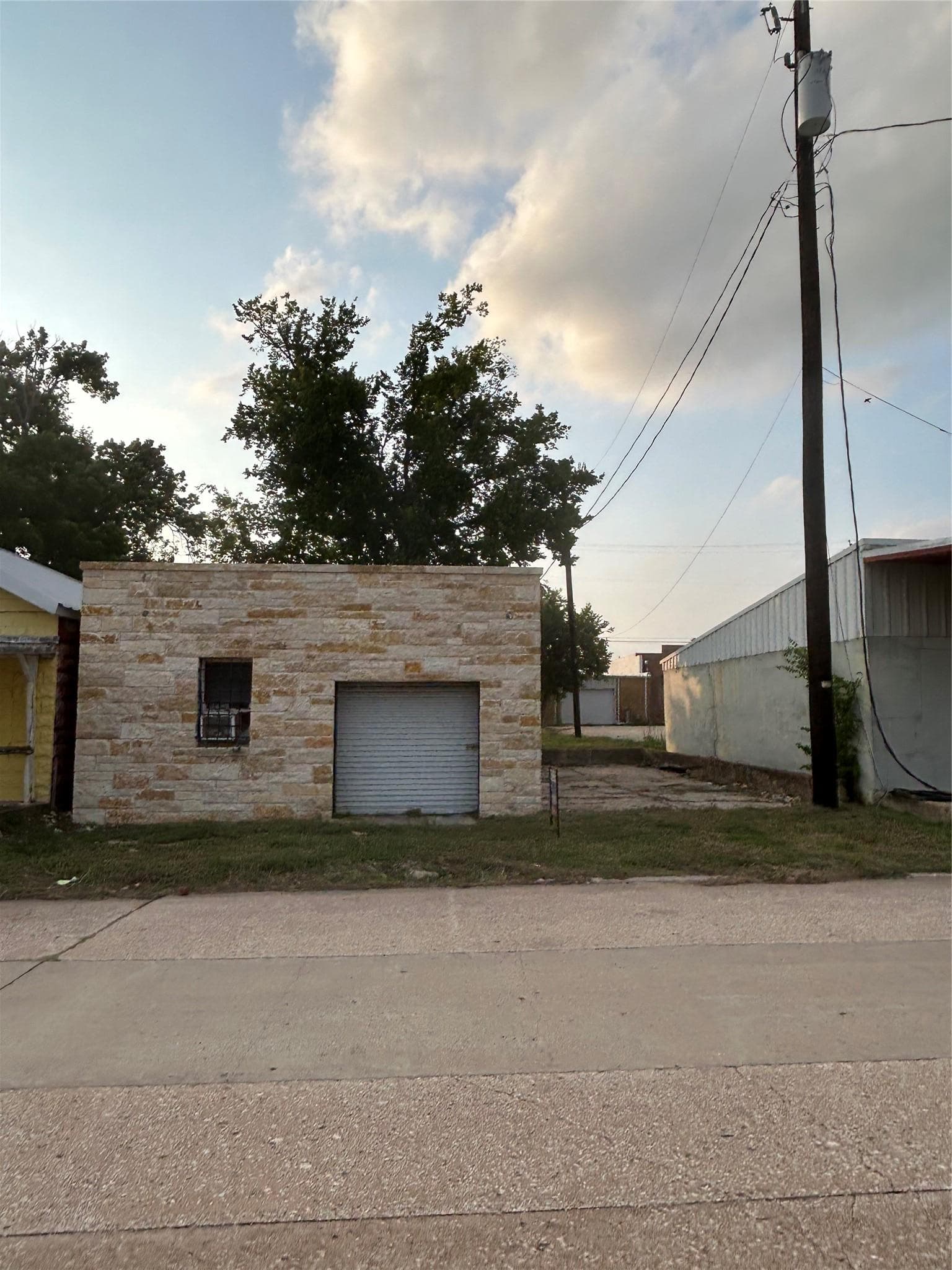 122 W Milam Ave