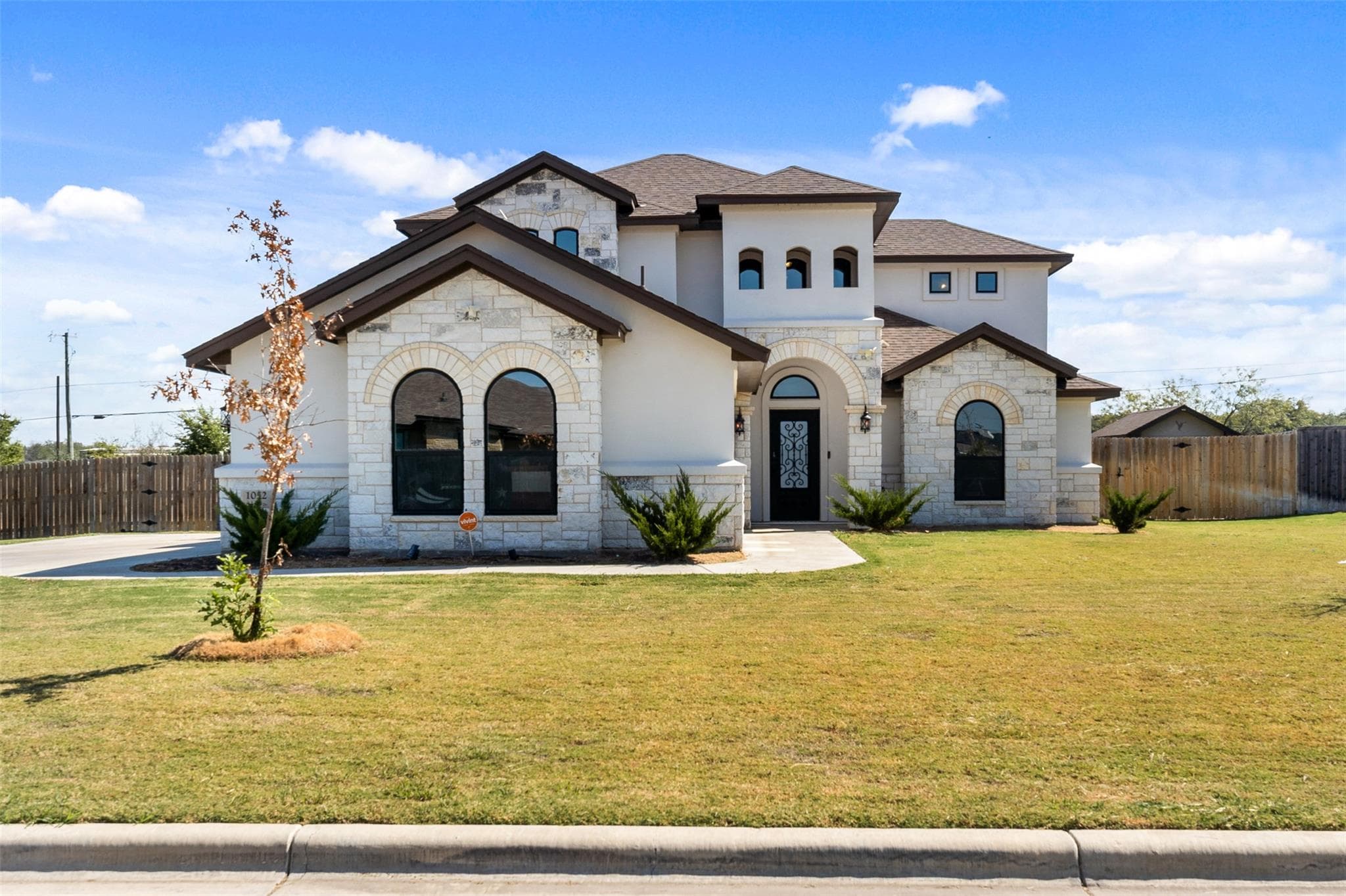 1052 Parkview Dr Way