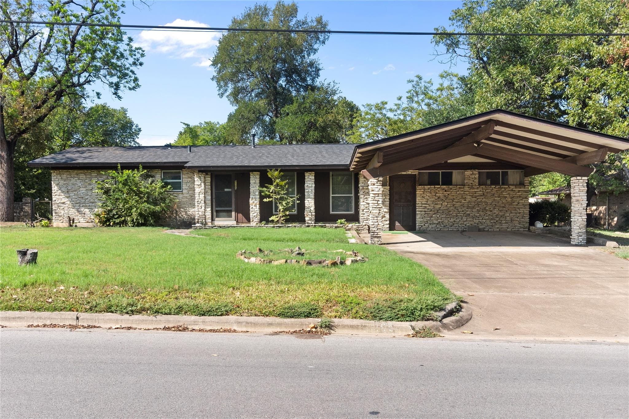 1105 E Applegate Dr