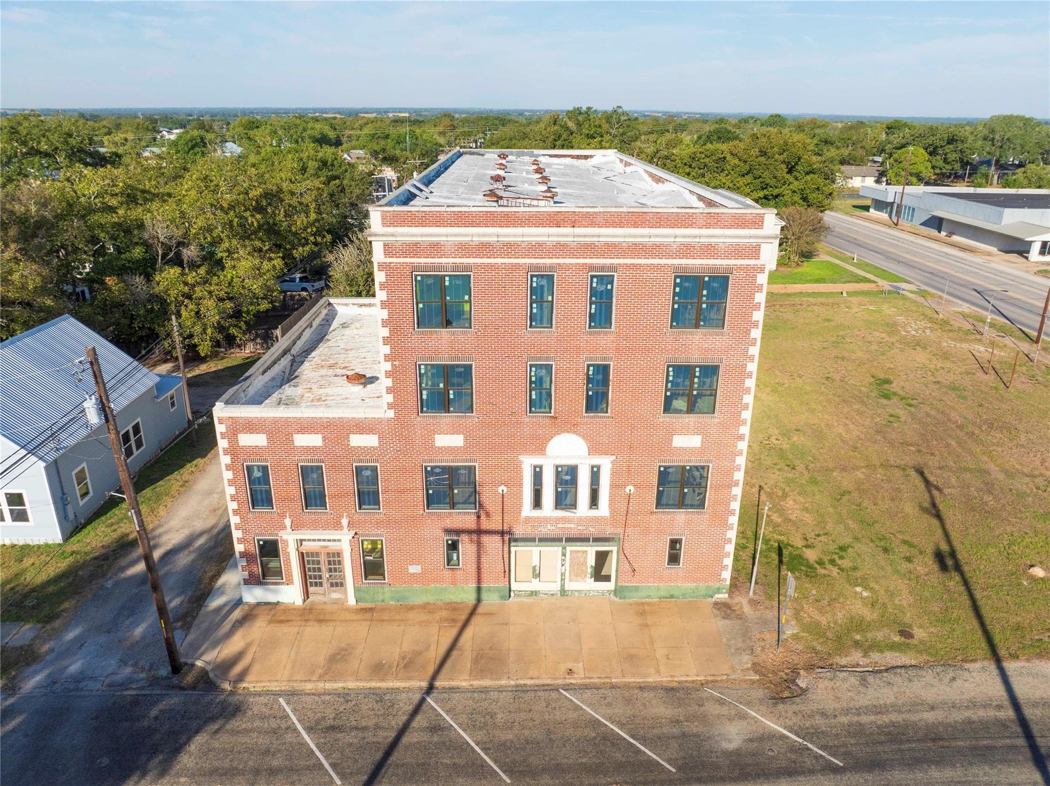 607 Lyons Ave
