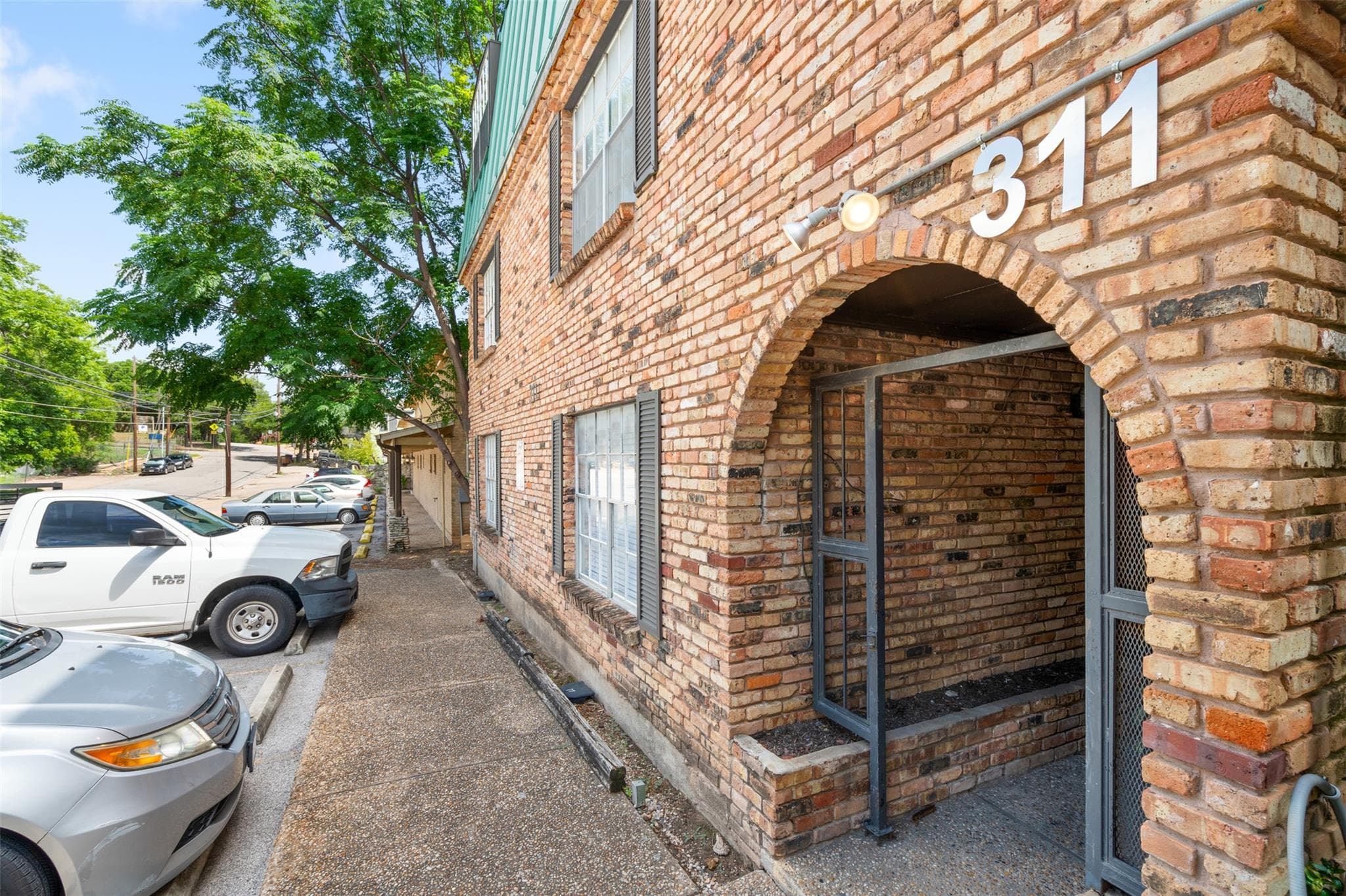311 E 31st St #205