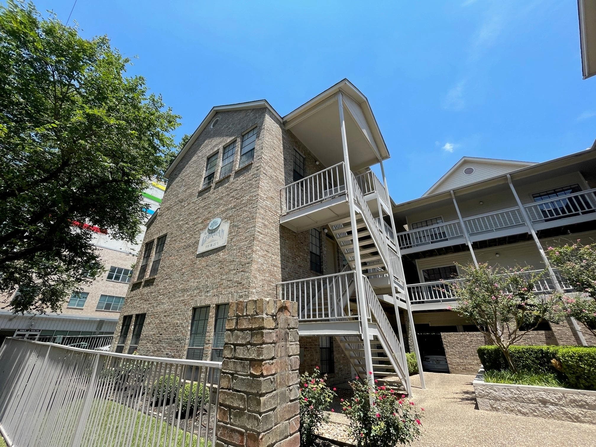 715 W 22 1/2 St #306
