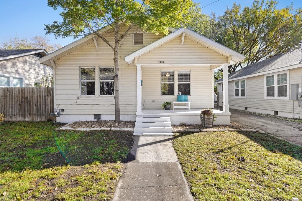 1223, 1223 1/2 & 1225 S Austin Ave S
