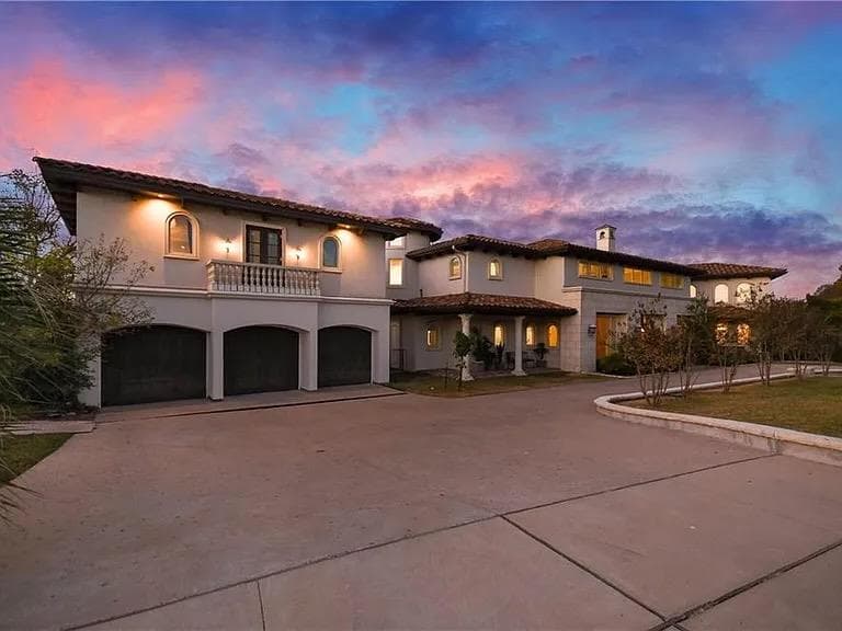 2204 Canonero Dr