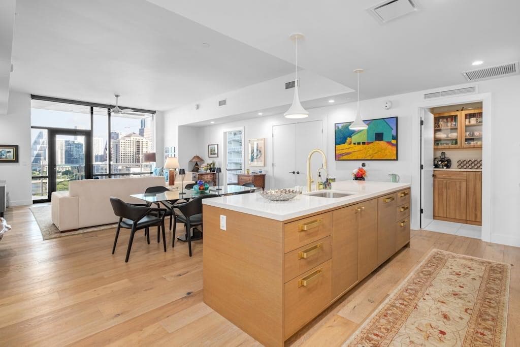 70 Rainey St #1306