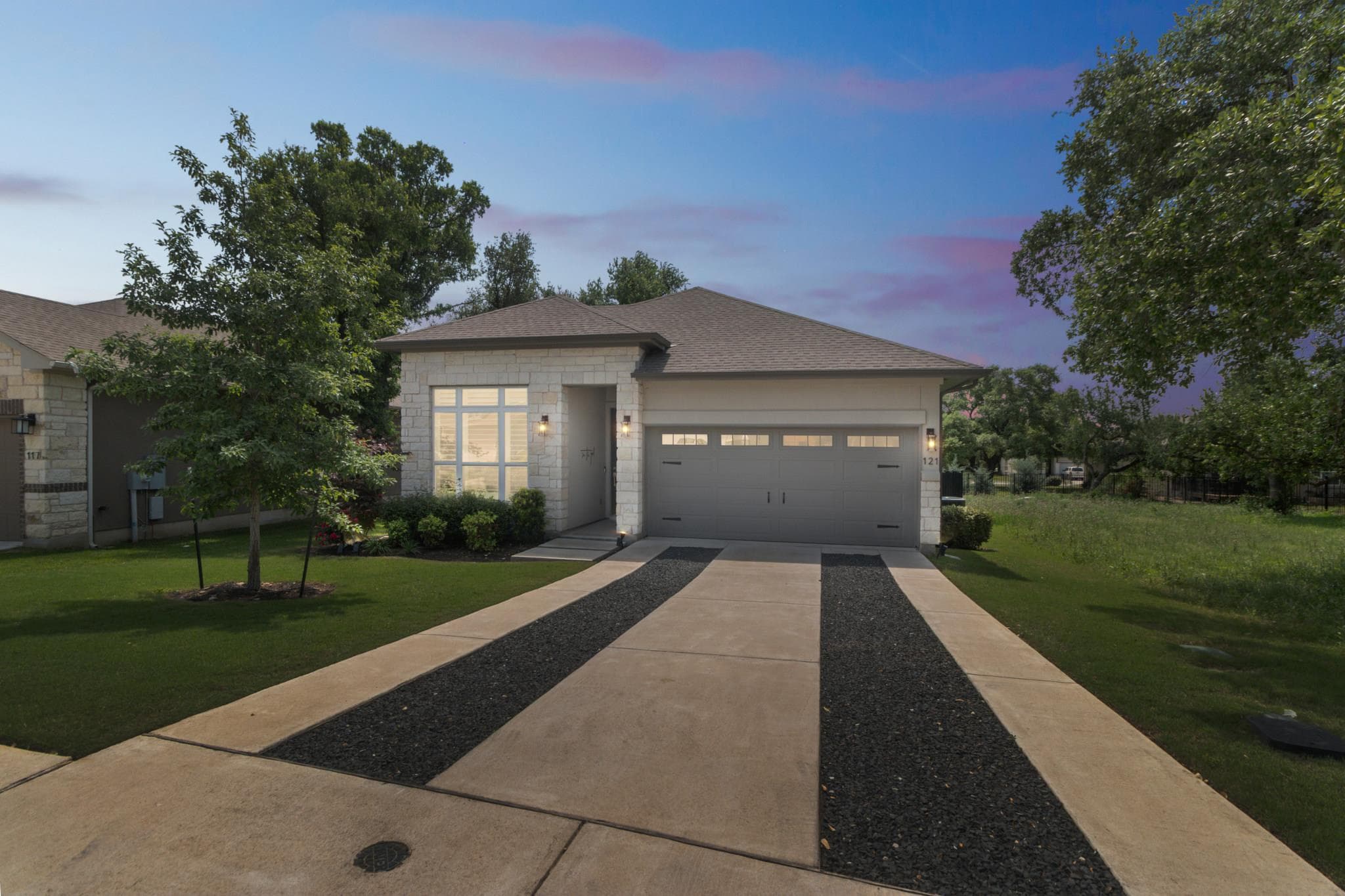 121 Monterey Oak Trl