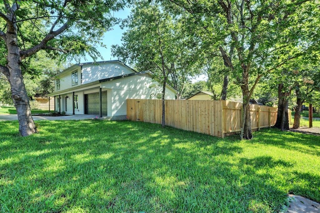 2704 Loyola Ln