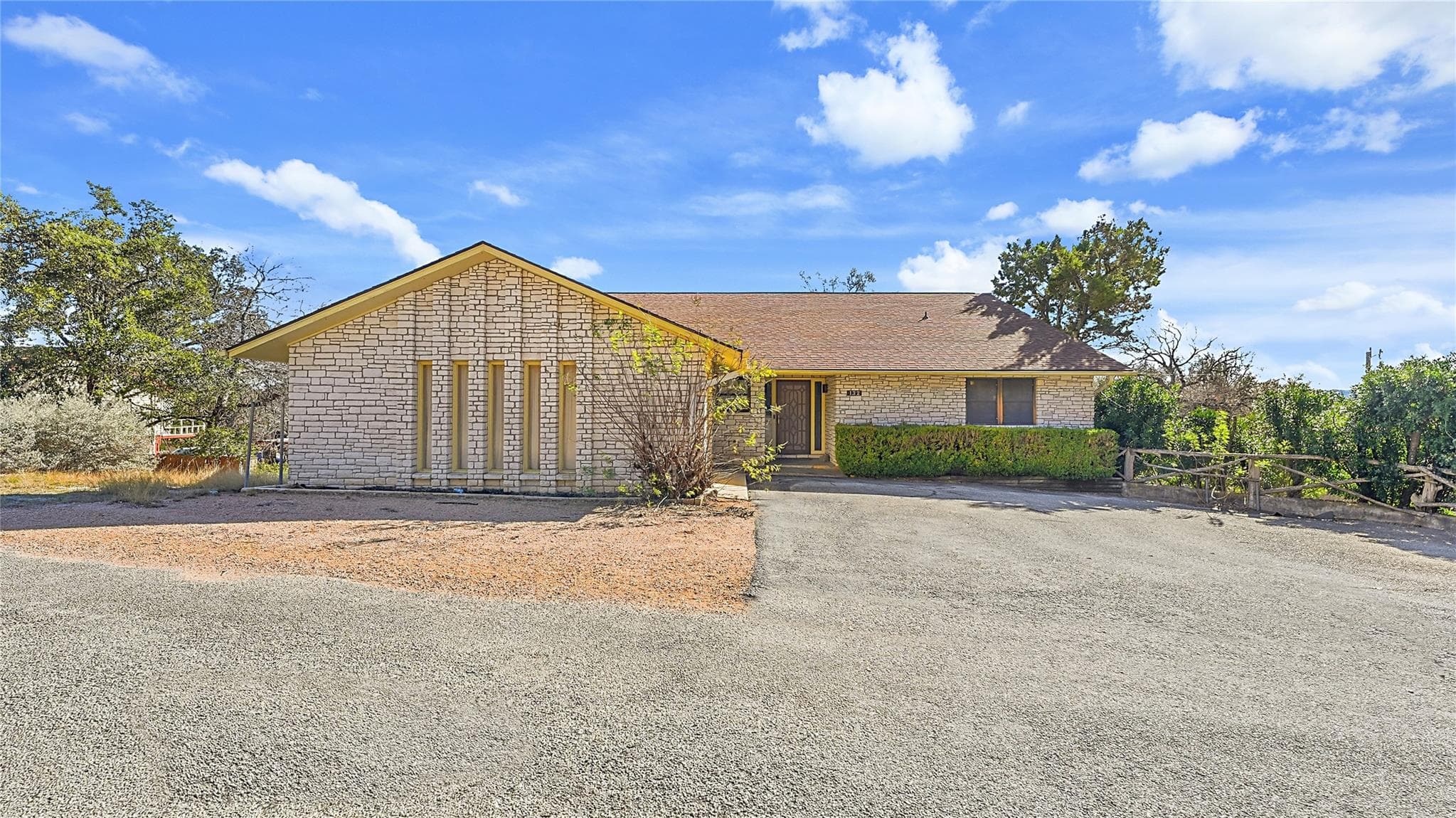 132 W Outer Dr