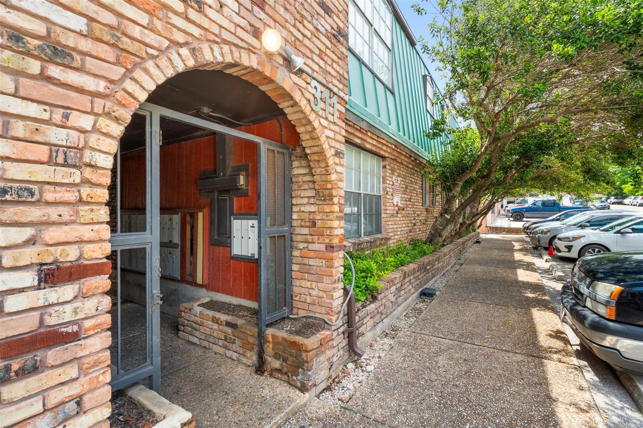 307 E 31st St #208