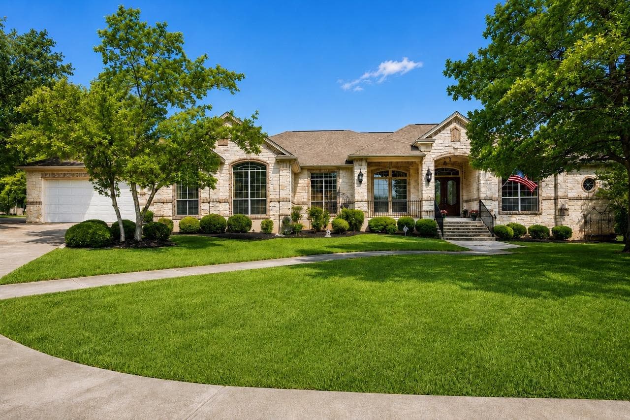 205 W Majestic Oak Ln