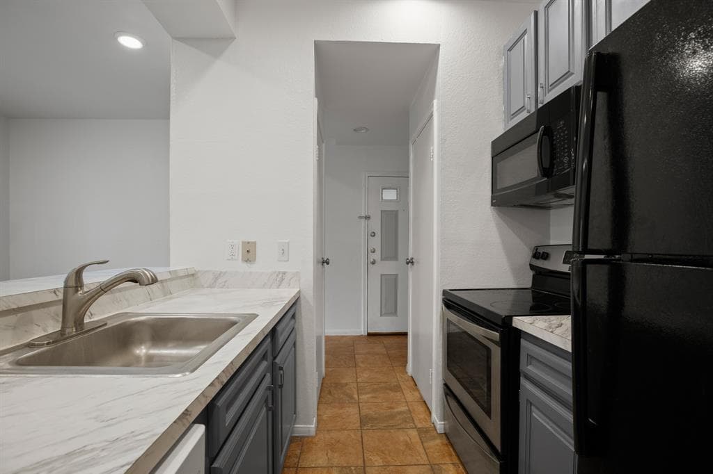 914 W 22nd 1/2 St #304