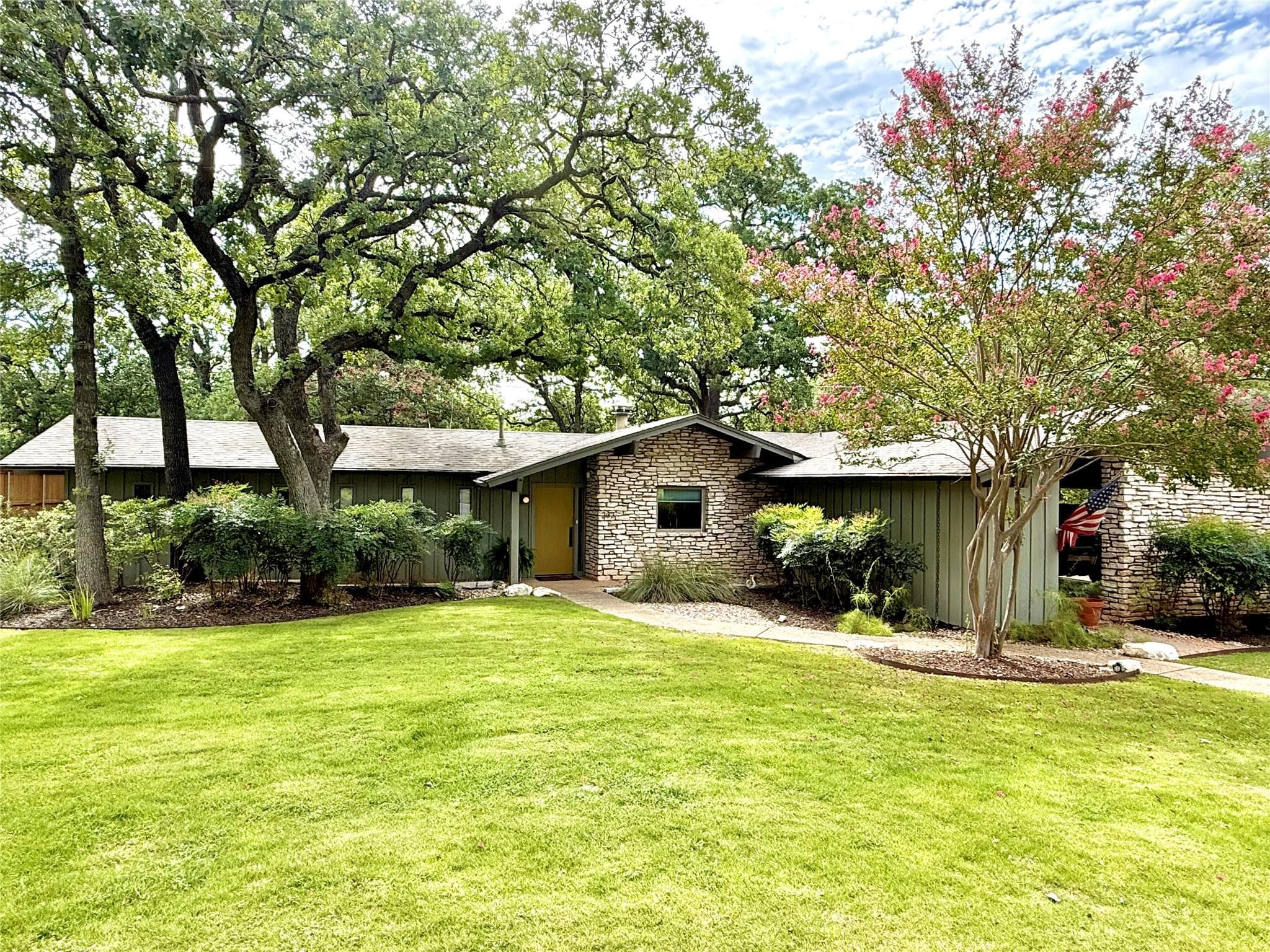 202 Tanglewood Dr