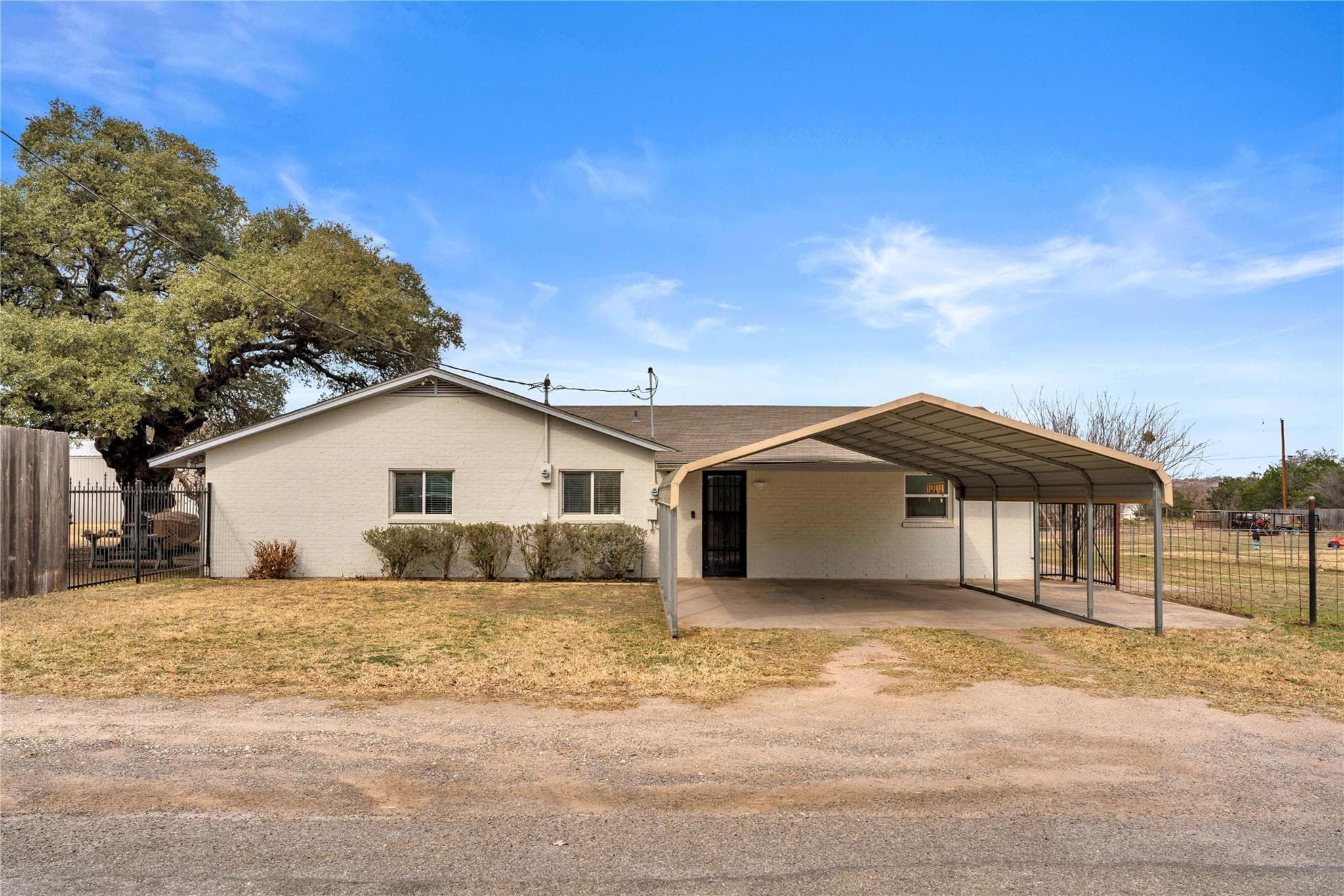 312 Apache Dr