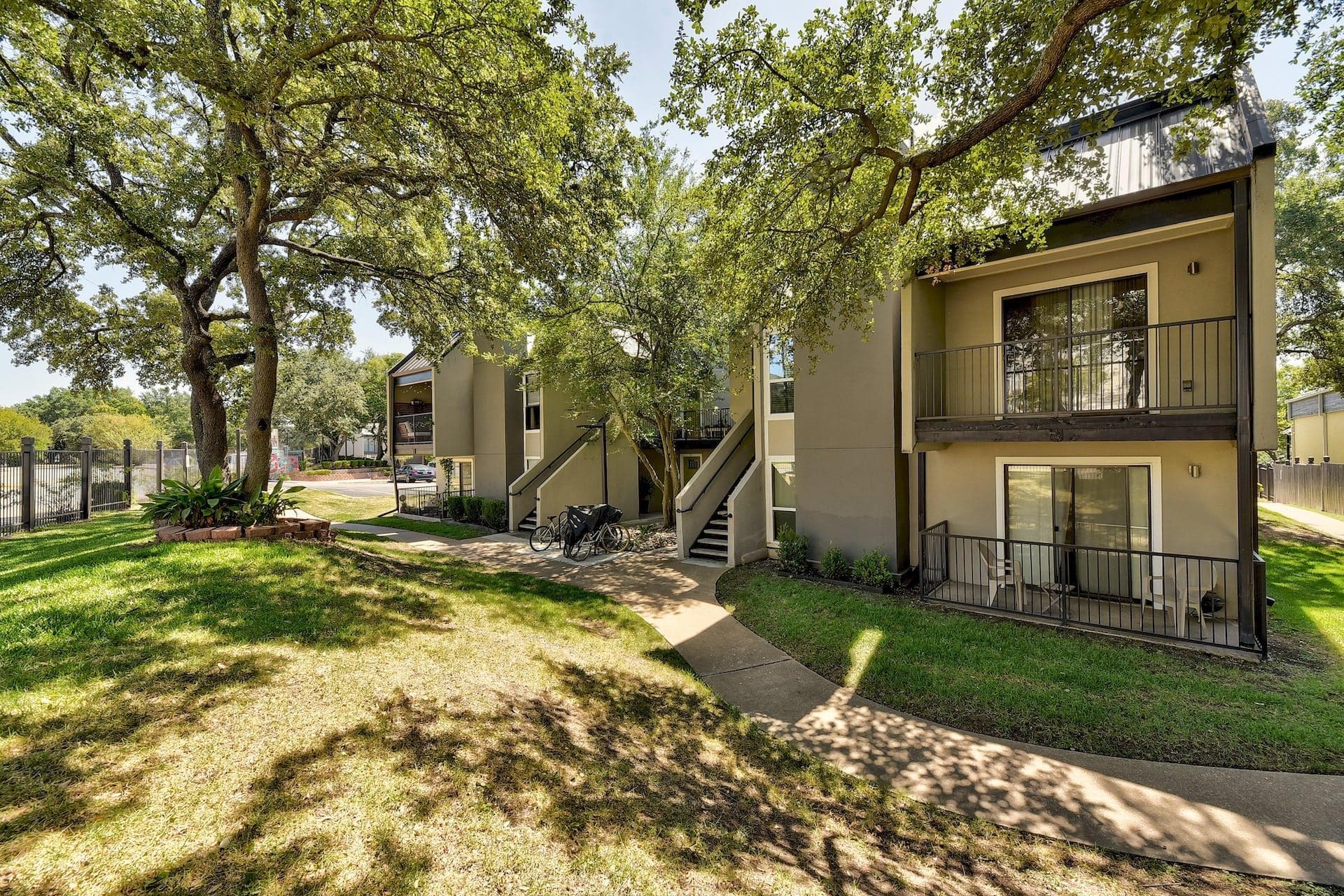 935 La Posada Dr #213