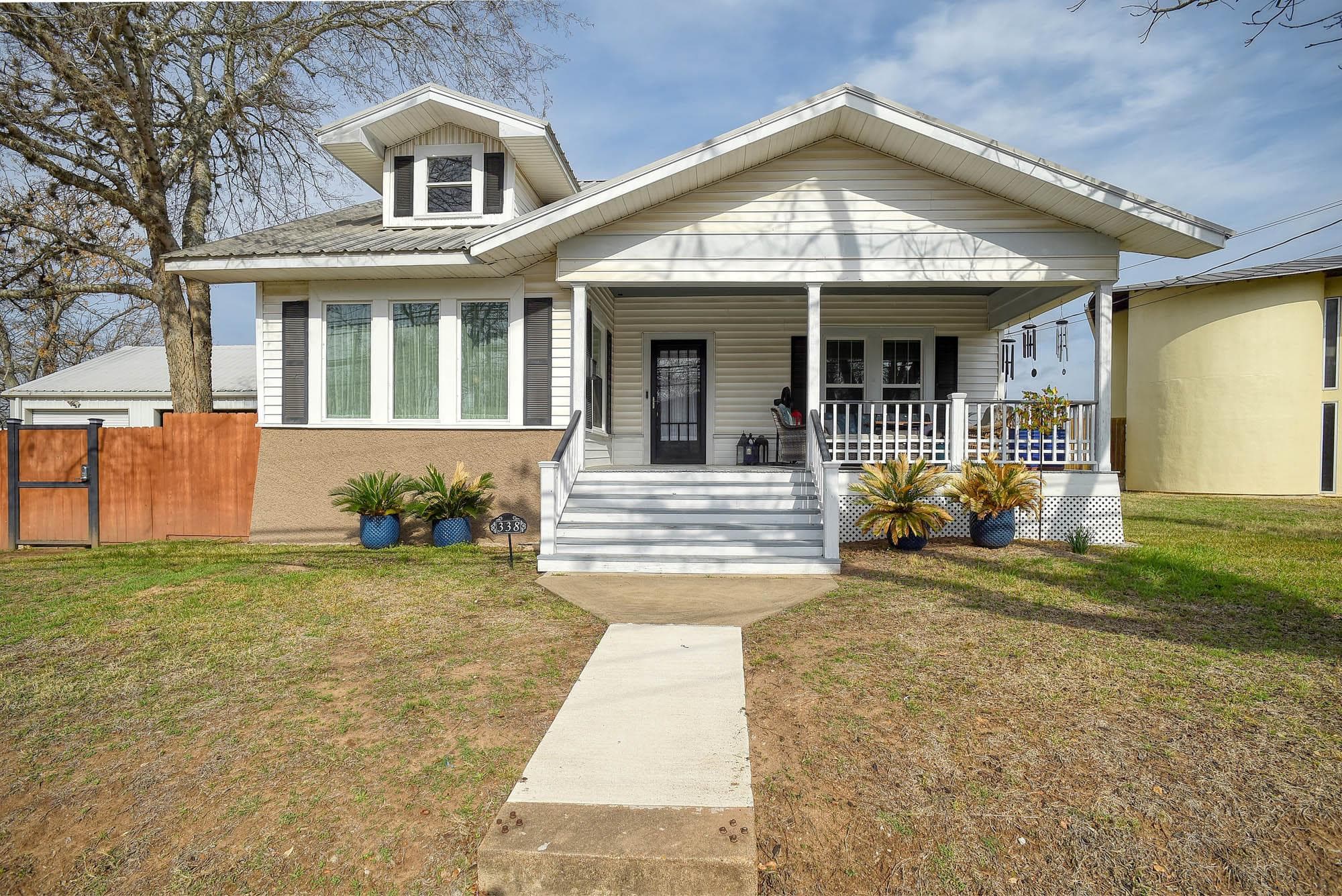 338 W Crockett St