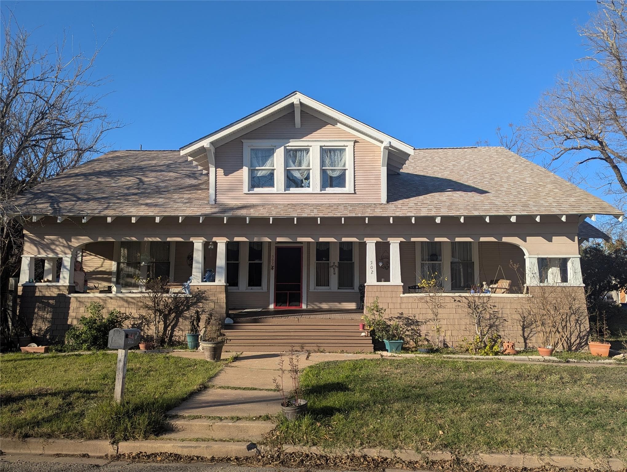 502 W 10th St