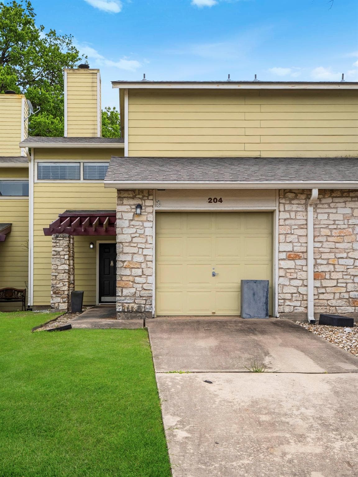 512 Eberhart Ln #204