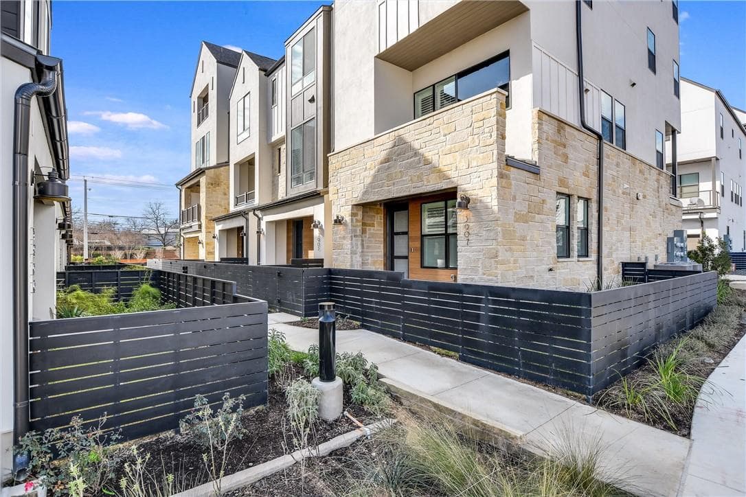 3905 Vantage Dr