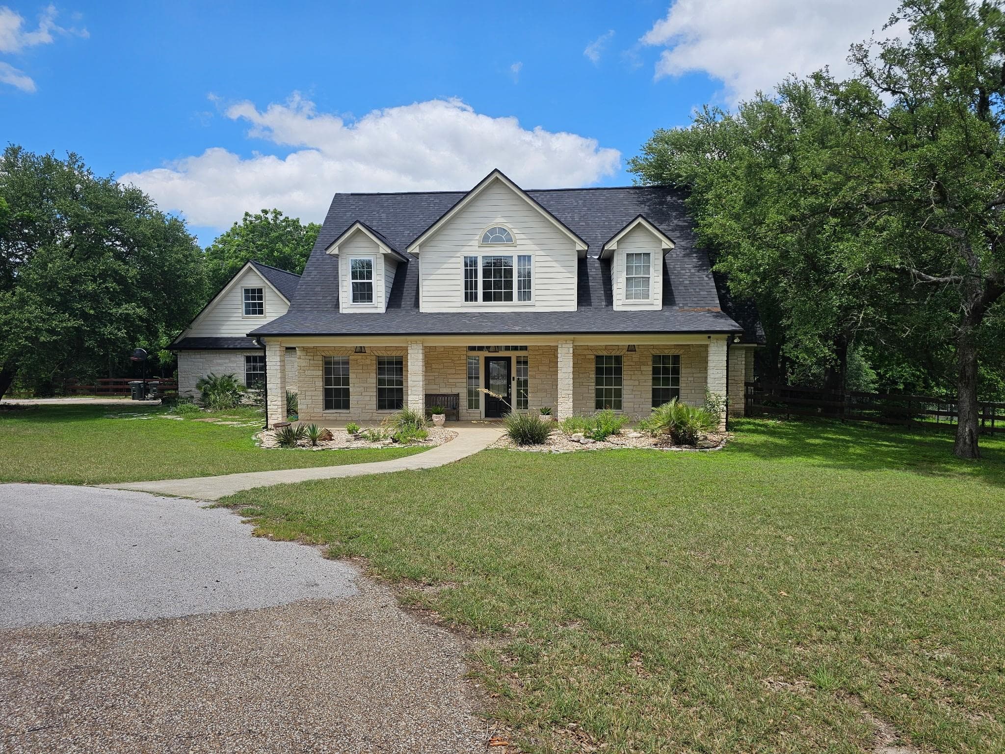 1060 Great Oaks Dr