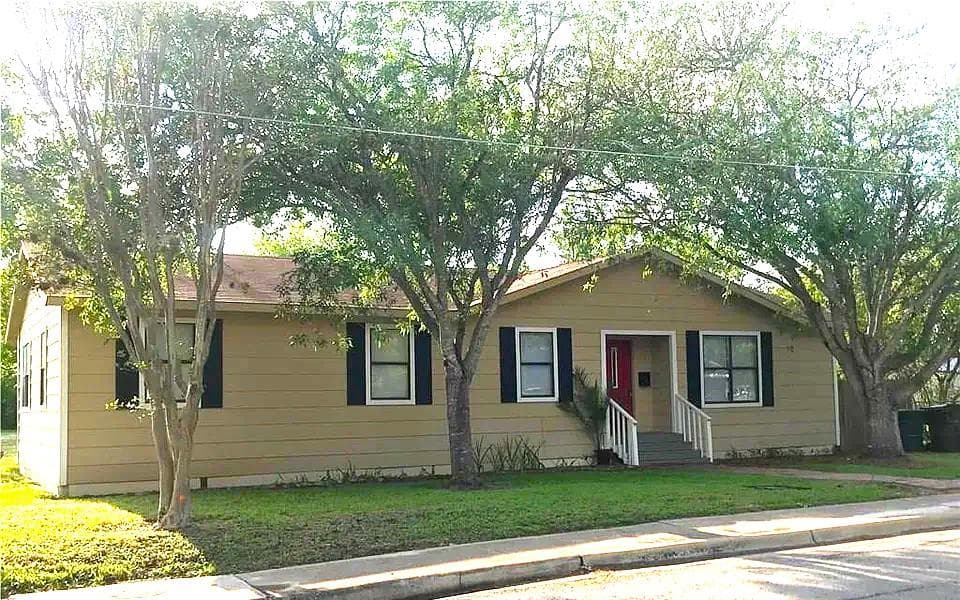911 Brazos St