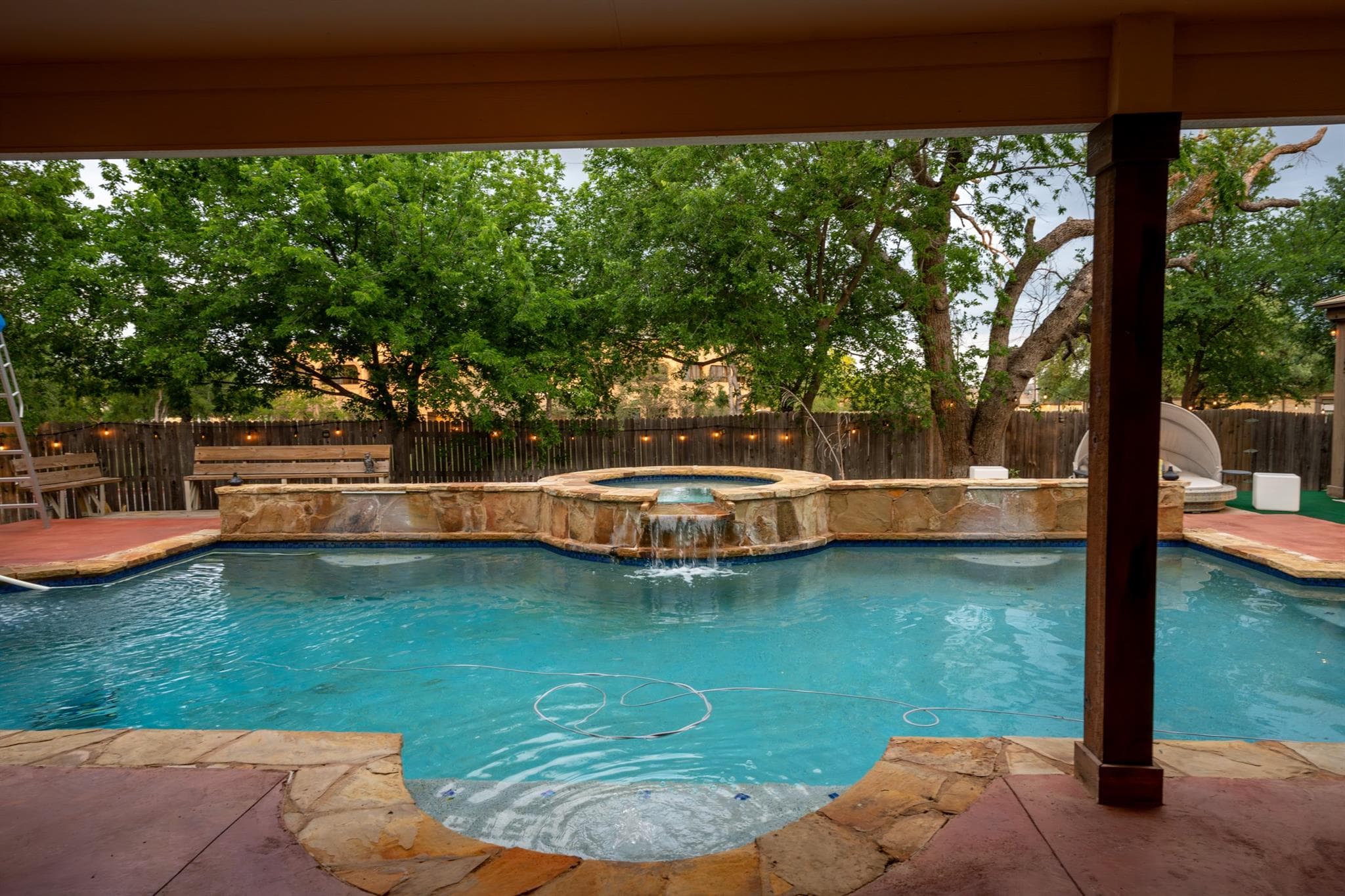 8002 Woodhall Cv