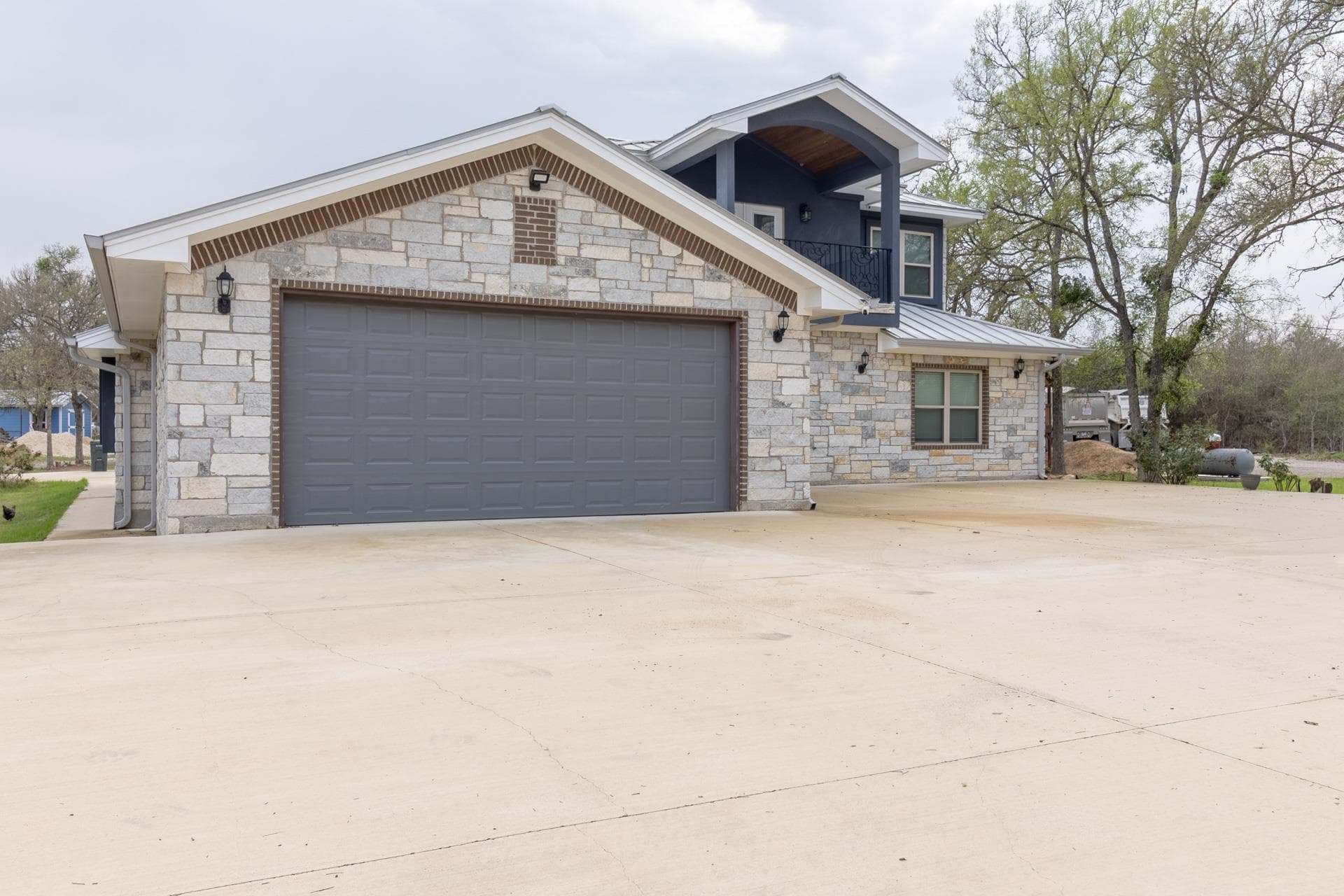 319 Lonesome Dove Dr