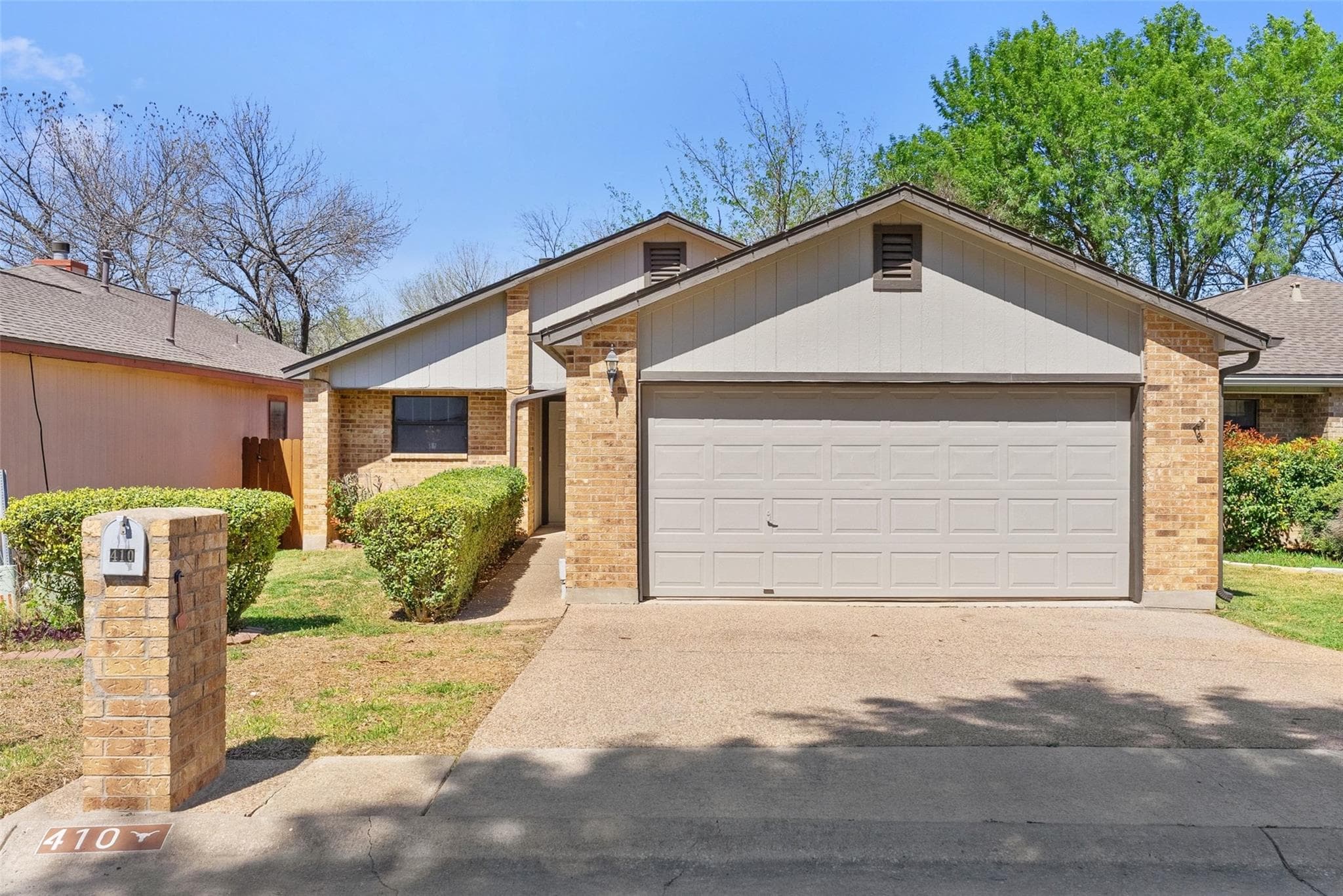 410 Village Ln