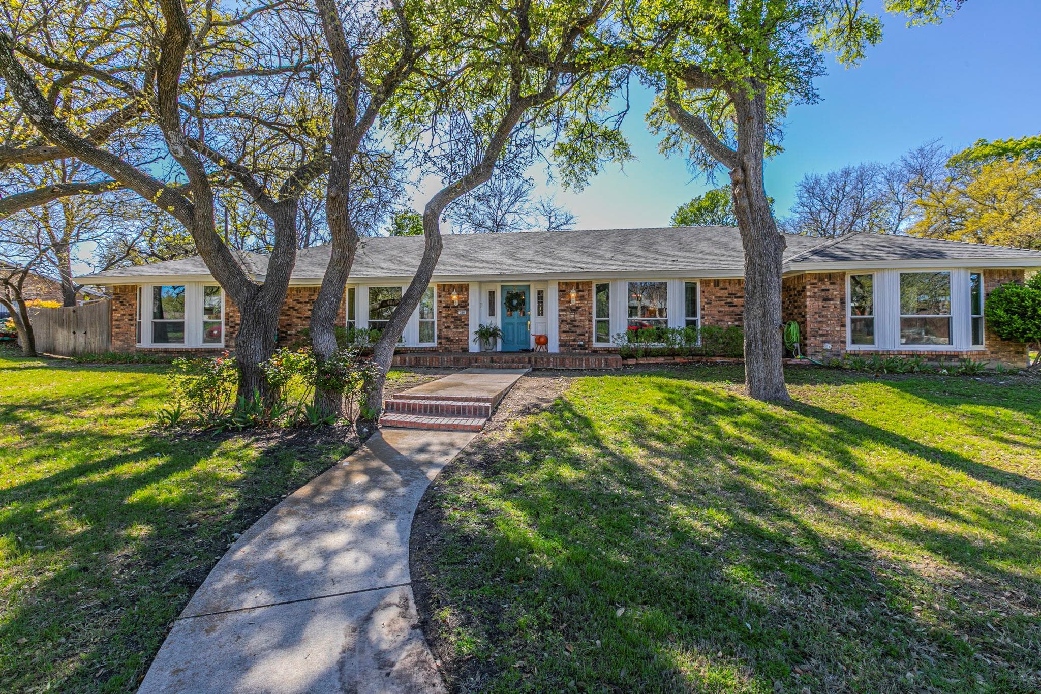208 Highland Oaks Dr