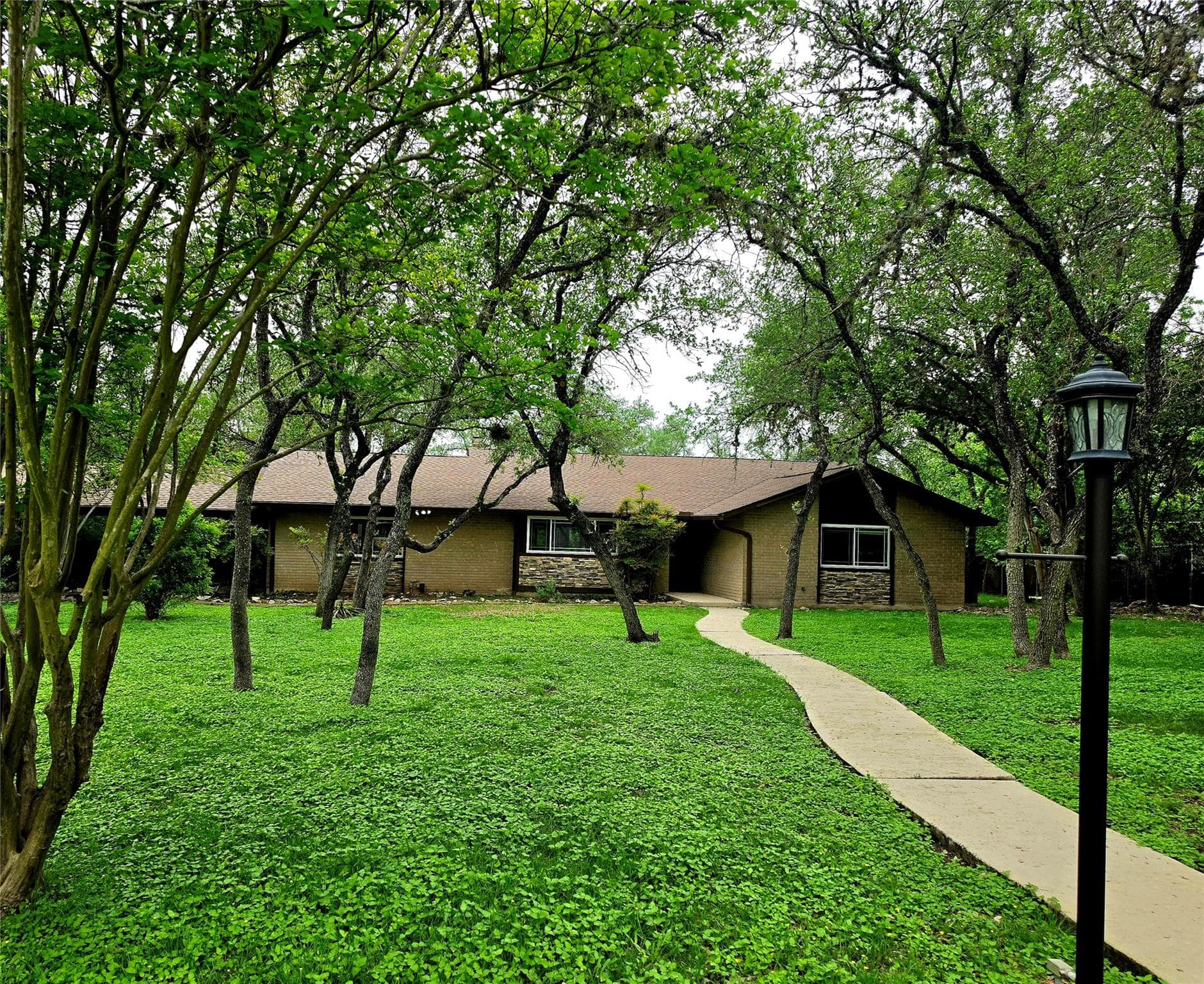 817 Willow Creek Cir