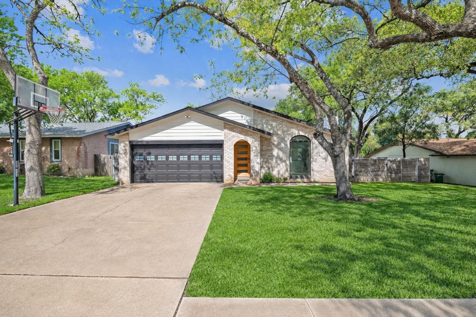 7504 Whispering Oaks Dr