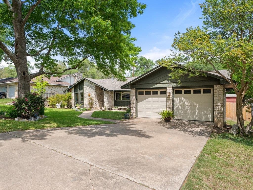 910 River Oaks Dr