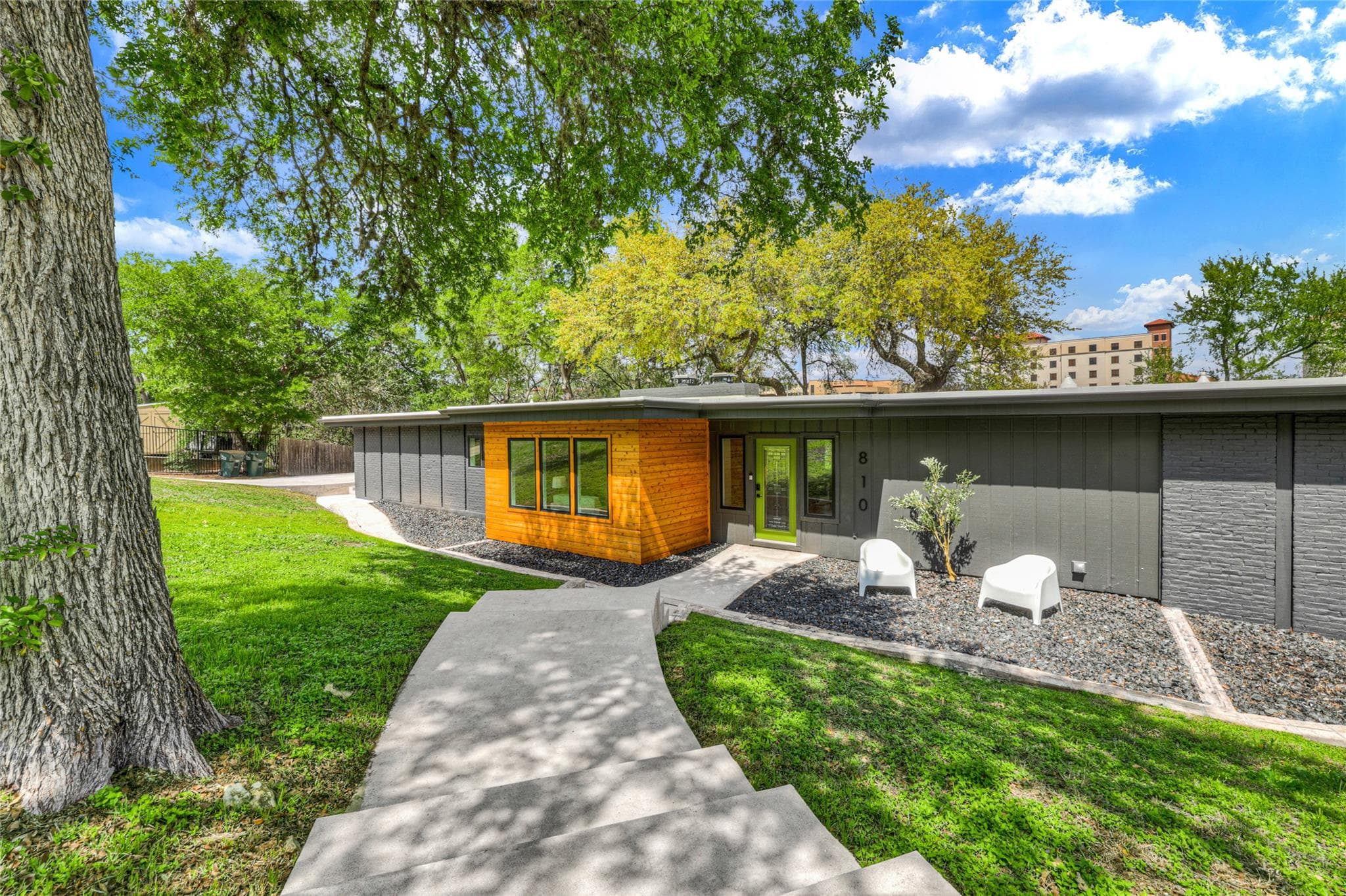 810 N Loop St