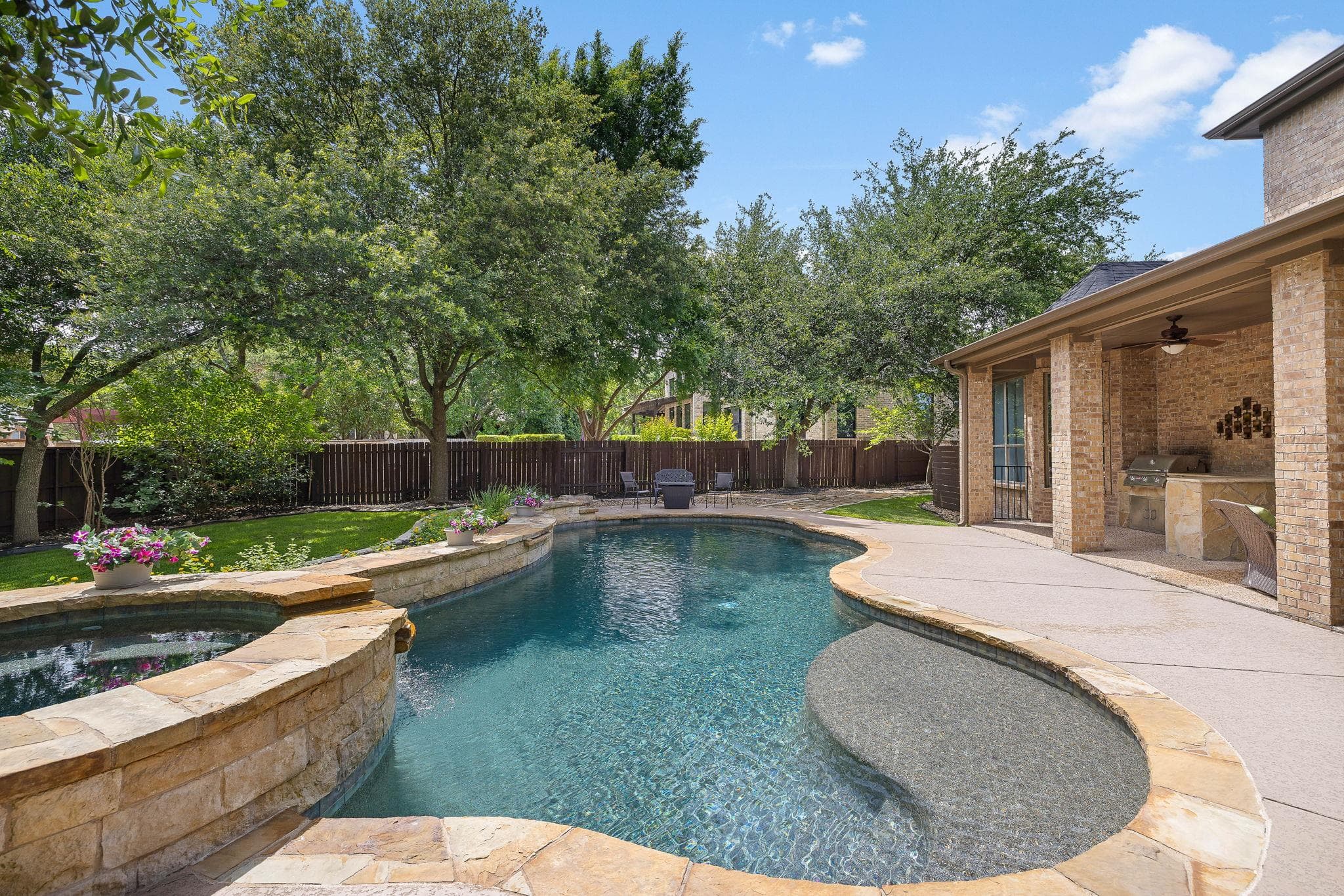 2237 Hamlet Cir