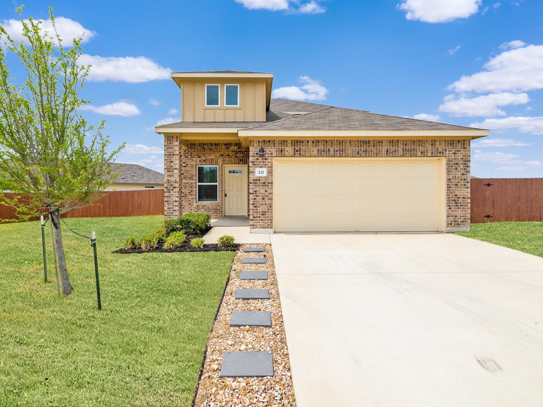 221 Longmount Cv
