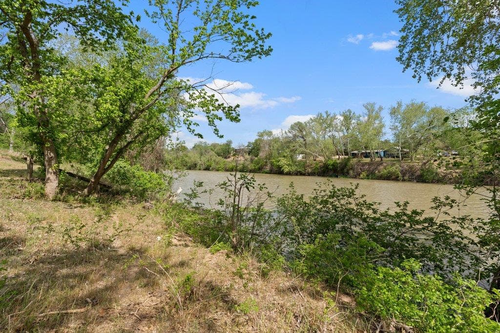 154 Shoreline Dr