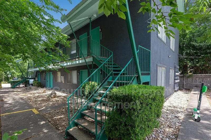 502 W 35th St #105