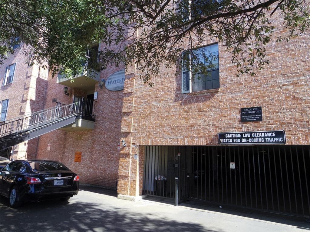 2401 Leon St #206