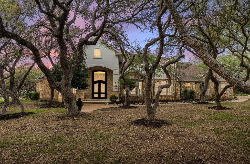 999 Enchanted Oaks Dr