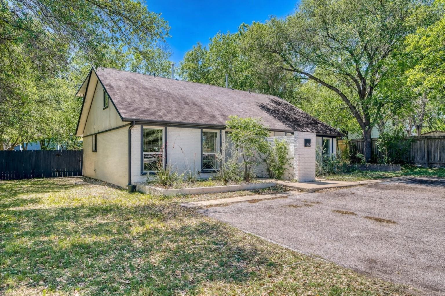 819 Sahara Ave