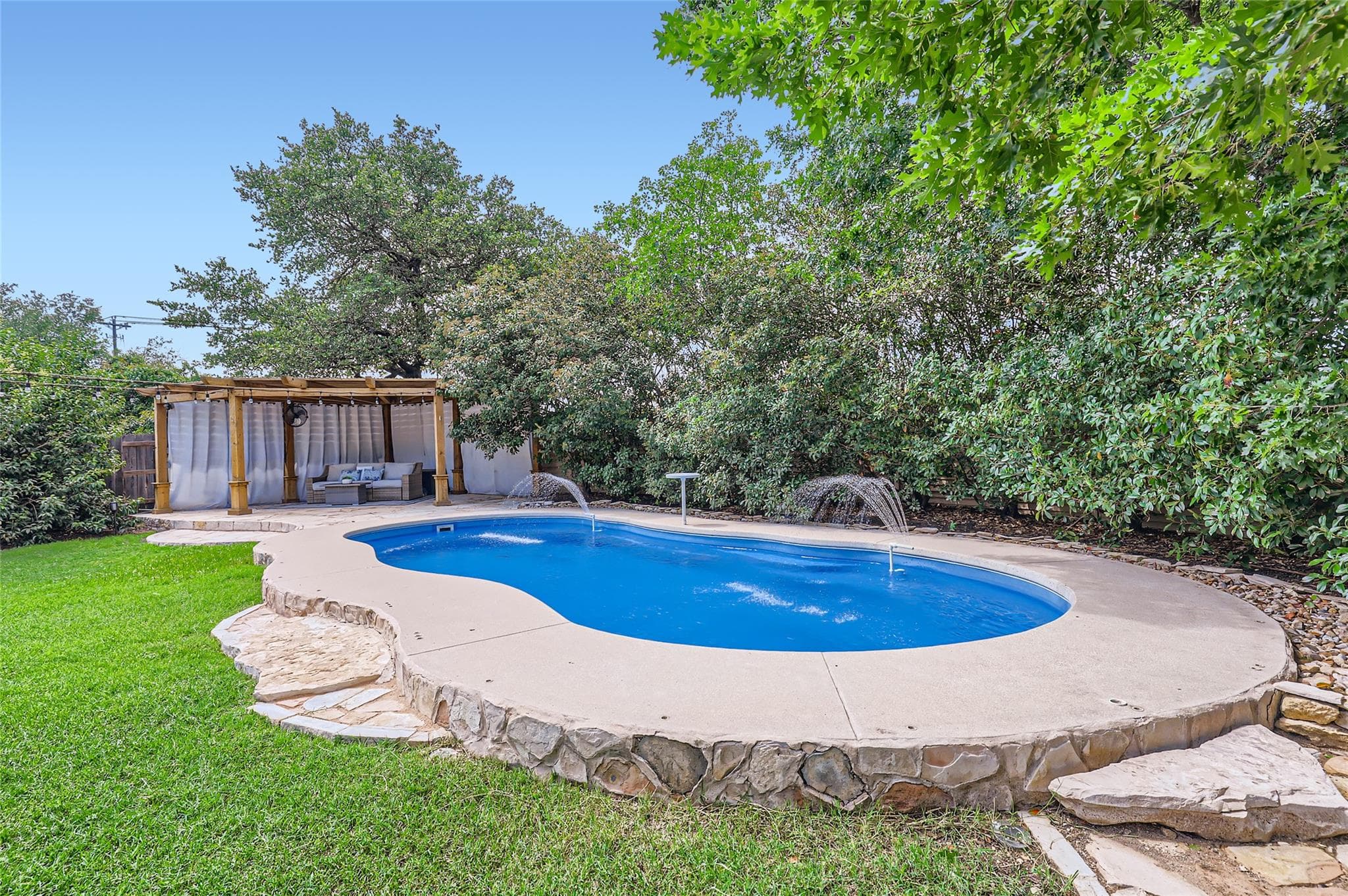 2835 Checker Dr