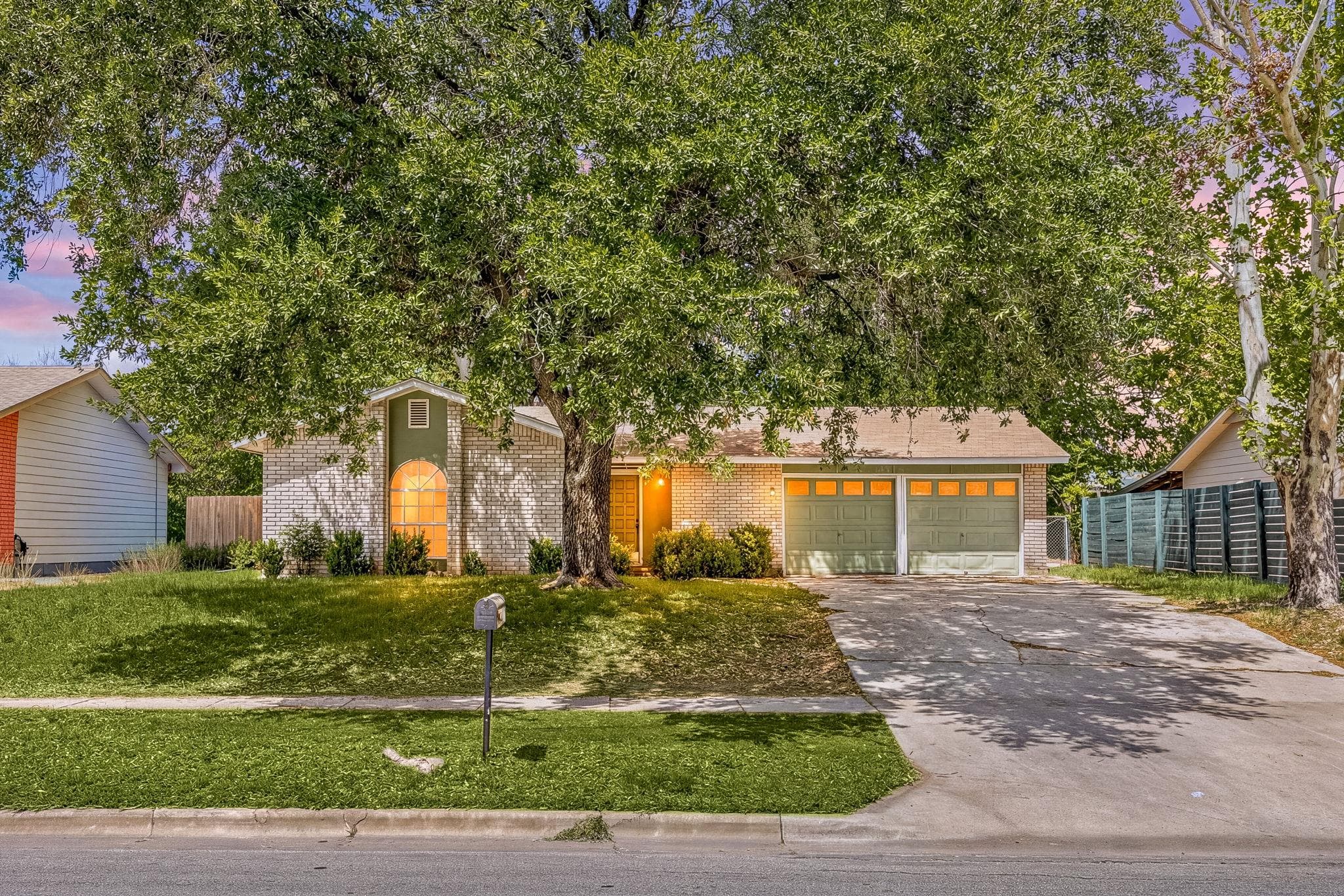 2412 E Stassney Ln
